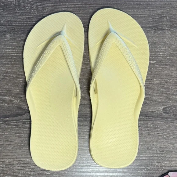 Women’s Pale Yellow Flip Flop Sandals - Casual Beach Slides - Picture 1 of 4